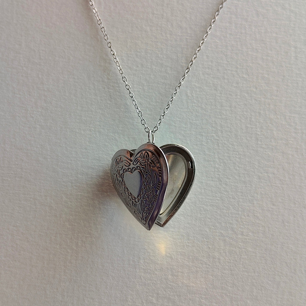قلادة قلب فضية