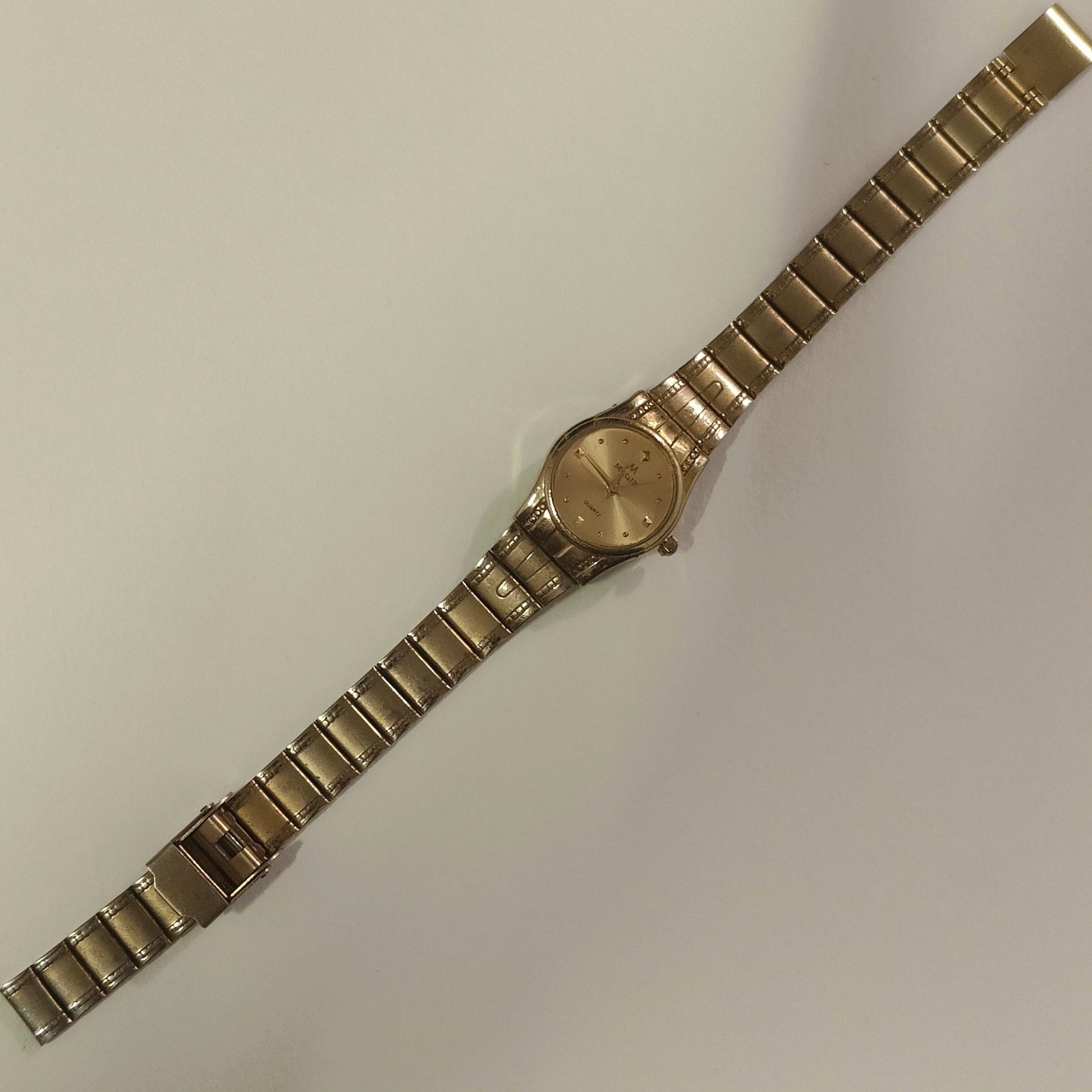 Staple round gold Watch