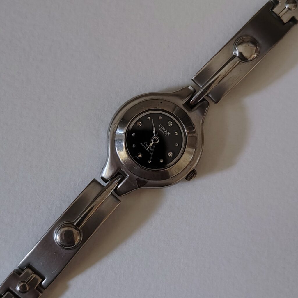 Qmax round silver watch -not working